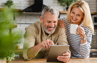 Couple qui réfléchit à une solution avantageuse pour leur énergie.